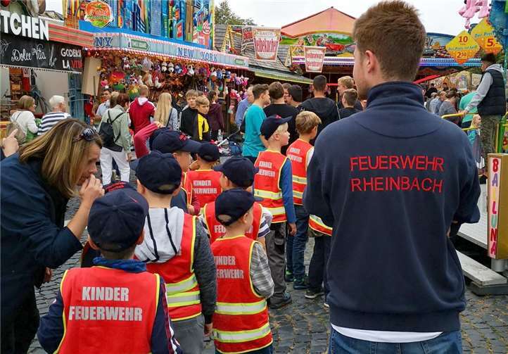 Viel Spaß, eine pinke Drehleiter und leckeres Popcorn Viel Spaß hatten die Mädchen und Jungen der Kinderfeuerwehr Rheinbach auf der Herbstkirmes. Fotos: Feuerwehr Rheinbach