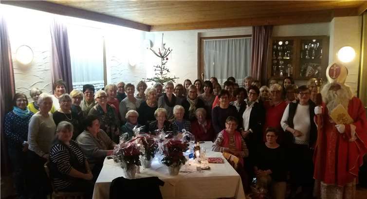 Viel Spaß hatten die Möhnen beim Einzug des heiligen Mannes.privat