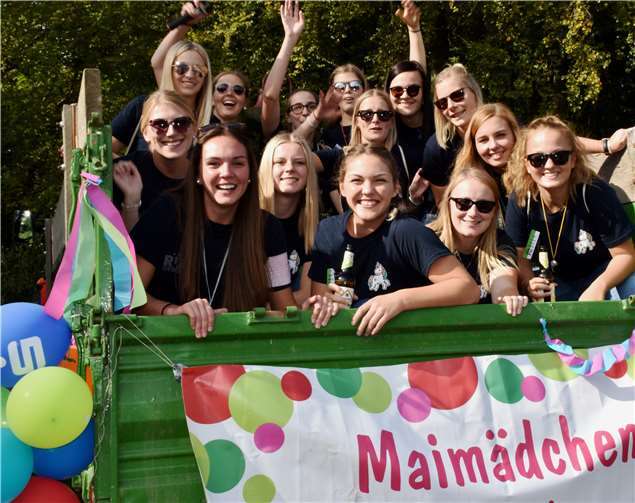 Viel Spaß hatten die Rengsdorfer Maimädchen beim Baumumzug.HEP