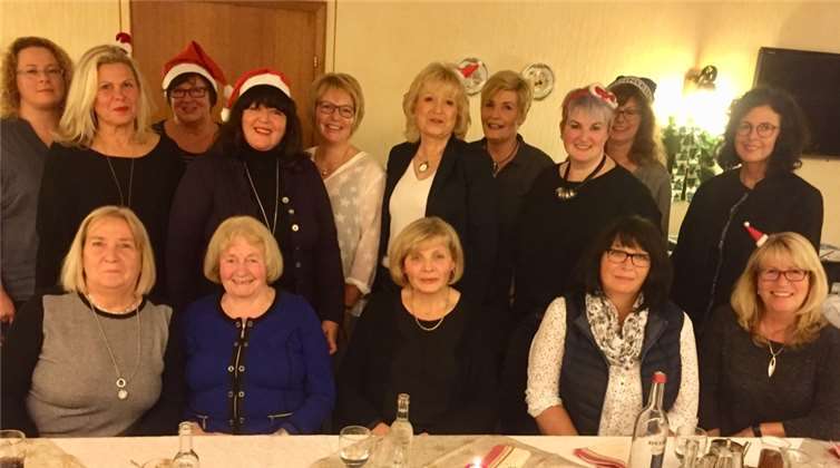 Viel Spaß hatten die Riedener Möhnen bei ihrer Weihnachtsfeier.privat