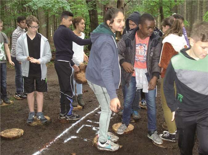 Viel Spaß hatten die Schüler/Innen unter anderem beim Baumscheiben-Wettlauf. privat