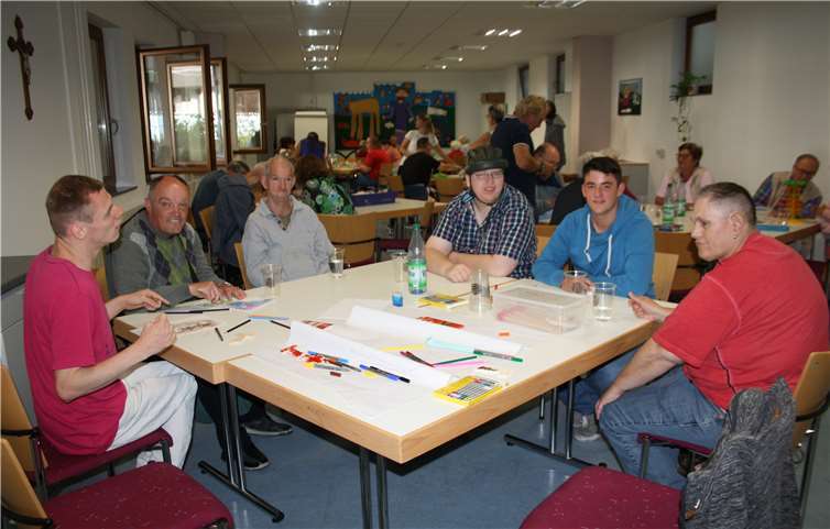 Viel Spaß hatten die Teilnehmer bei den verschiedenen Bastelangeboten und Gesellschaftsspielen, die im Bruder Jakobus-Wirth-Saal angeboten wurden.privat