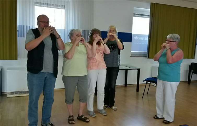 Viel Spaß hatten die Teilnehmer des Mundharmonika Workshops unter der Leitung von Reinhild Weyrich, konnten sie am Ende des Workshops doch schon ein einfaches Lied nach dem schnell erlernbaren Strich-Punkt-System spielen. Ein erneuter Workshop mit anschließendem Kurs wird im Herbstsemester angeboten.privat