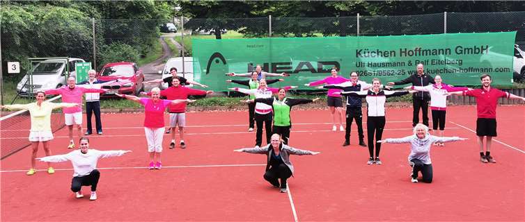Viel Spaß hatten die Teilnehmer des TC Steimel anlässlich der Saisoneröffnung mit einem Schleifchenturnier. Stefan Stein fotografierte die Teilnehmer unter Corona konformen Bedingungen. Foto: Stefan Stein/TC Steimel