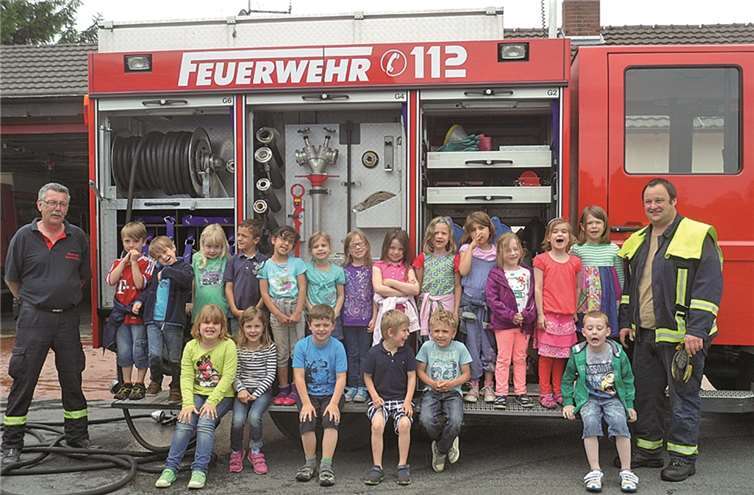 Viel Spaß hatten die Vorschulkinder der Kita St. Mauritius beim Besuch der Freiwilligen Feuerwehr.privat