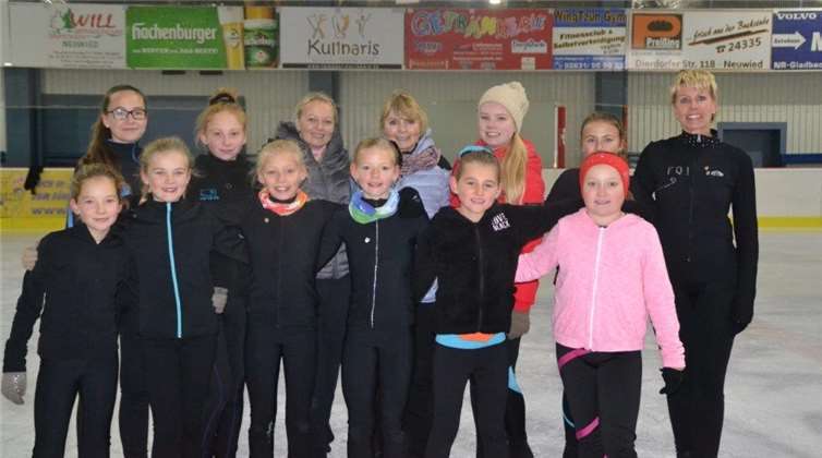 Viel Spaß hatten die jungen Teilnehmerinnen beim „Herbstferiencamp on ice“.privat