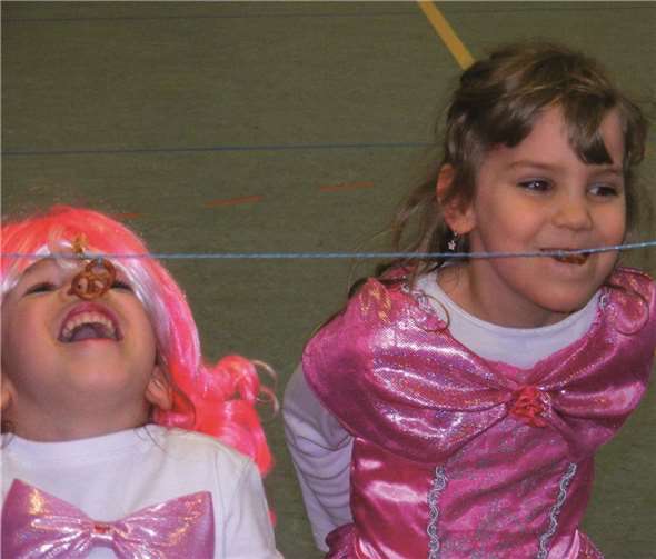 Viel Spaß hatten die kleinen Jecken dabei, fliegende Brezeln zu fangen.