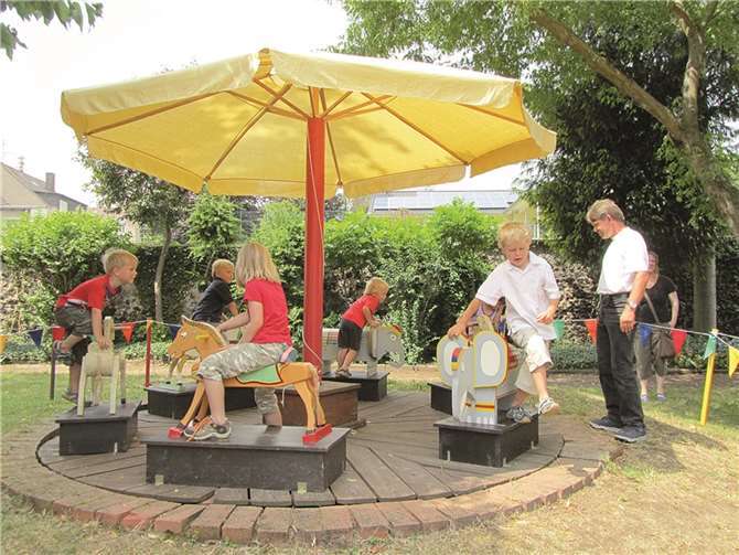 Viel Spaß hatten die zum Teil lustig geschminkten Kinder auf dem historischen Kinderkarussell beim Sommerfest des AHK Therapiezentrums.privat