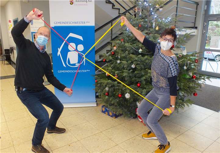 Viel Spaß mit den Bändern wünschen den Senioren Frau Meudt (Gemeindeschwester) und Bürgermeister Thilo Becker.Foto: privat