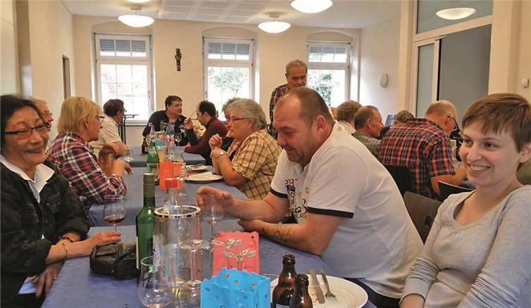 Viel Spaß und Freude gab es beim gemütlichen Beisammensein im Rahmen des ersten Sommergrillfests des VdK Ortsverband Dernau. Hier im Bild rechts VdK-Vorstandsmitglied Anne Bertram, die Initiatorin des Sommergrillfests. VdK Dernau