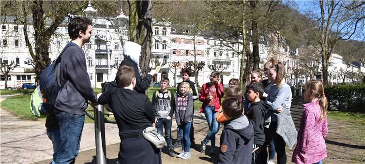 Viel Spaß und Spannung erwartete die Kinder bei der Geocaching Tour durch Bad Ems. Jugendzentrum Bad Ems