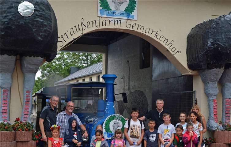 Viel Spaß und tolle Erlebnisse hatten die Kids auf der Straußenfarm in Remagen. Foto: Markus Isenhöfer