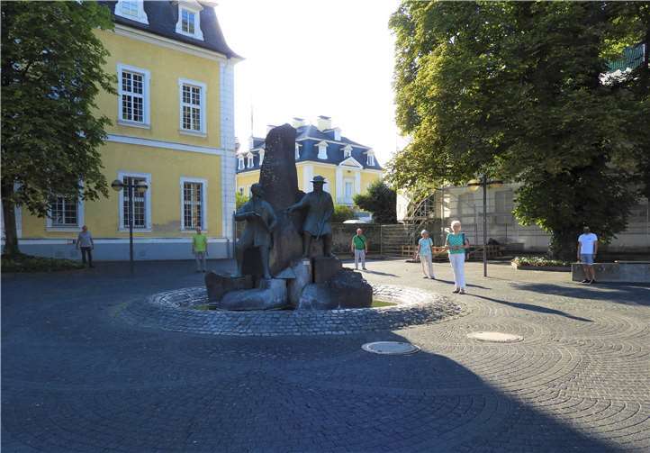 Viel Steine - wenig Grün: Der Theatervorplatz am Schloss. Foto: Bündnis 90/Gie Grünen
