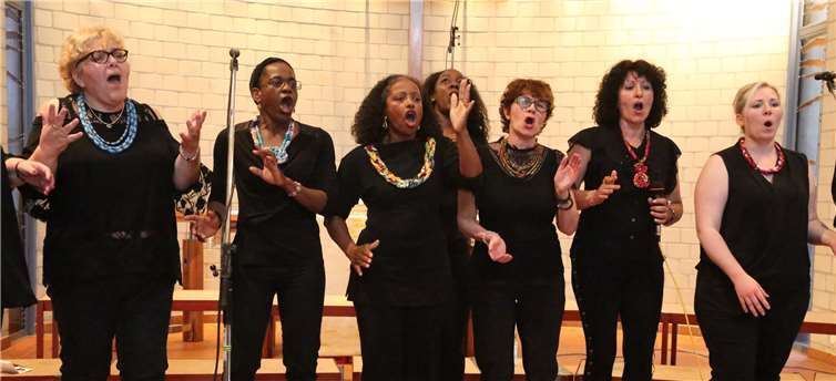 Viel Temperament brachten die Sänger aus Le Mée mit. Fotos: StF