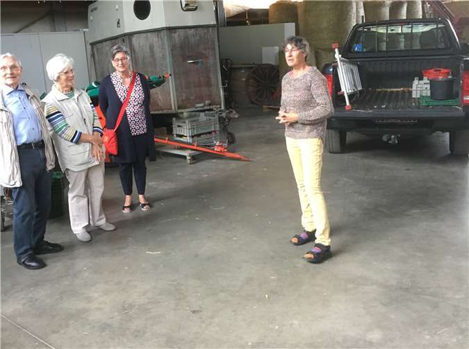 Viel Wissenswerte erfuhr man bei der Besichtigung des Bioland-Betriebes Hochgürtel. Foto: privat