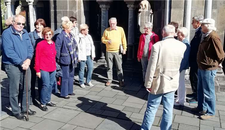 Viel Wissenswertes erfuhren die Wanderfreunde bei ihrer Besichtigung von Maria Laach.  Privat