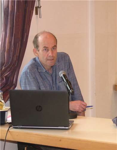 Viel Zeit nahm sich Städteplaner Thomas Zellmer vom Büro „Stadt-Land-plus“ für die Darstellung des Sachverhaltes sowie die Würdigung vieler geäußerter Bedenken gegen das Neubaugebiet von Mendiger Bürgern sowie der Behörden und sonstigen Trägern öffentlicher Belange. Foto: FRE