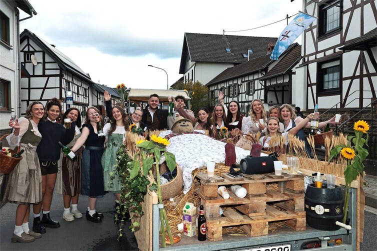 Oktoberfest und Trachtenumzug in Insul mit Musik und viel Gaudi