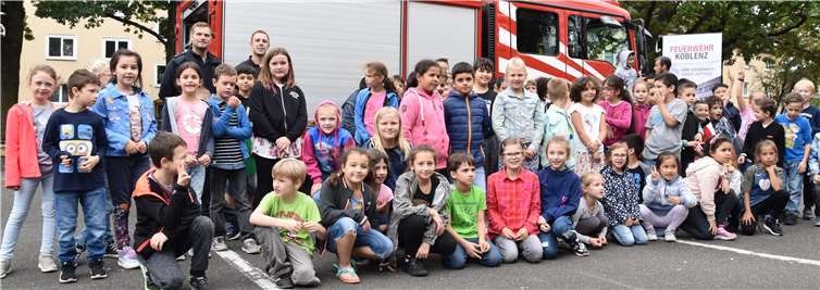 Viel gelernt rund um das Thema „Brandschutz“ haben die Schülerinnen und Schuler der Pestalozzi Grundschule. Sie hatten Besuch von der Feuerwehr Koblenz.
