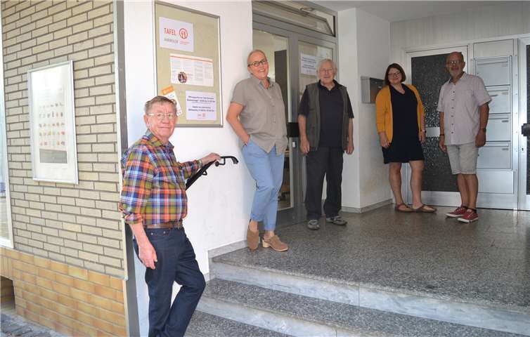 Viel hat sich hinter der Eingangstüre zur neuen Tafelausgabestelle in Sinzig getan. Zufrieden mit der neuen Küche zeigen sich (von links) Friedrich Pörzgen, Anja Klotz, Gottfried Nonnast, Christiane Böttcher und Ralf Eggert. Fotos: E.T. Müller