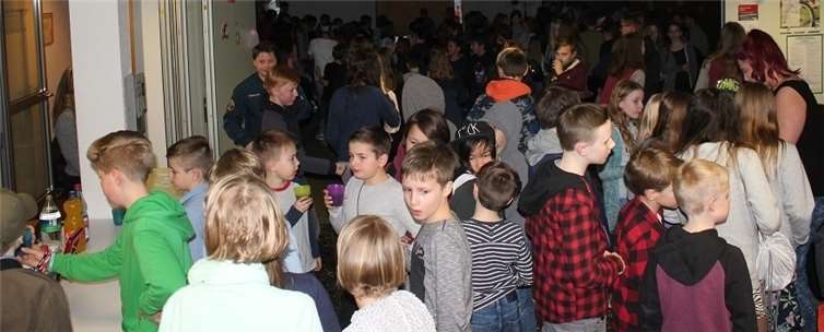 Viel los … auf der After School Party am letzten Schultag vor den Osterferien hatten die Kids mächtig Spaß.  S. Schnober