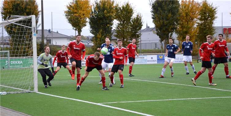 Viel los im Strafraum der SG Mosel Löf, die hier den Ball vorerst klären konnte. Fotos: privat