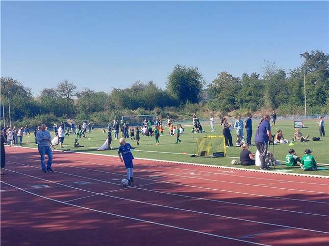 Viel los war bei den F-Junioren-Funino-Turnieren am vergangenen Samstag im Ochtendunger Jakob-Vogt-Stadion, hier beim Mittagturnier der F3- und F4-Junioren.  Foto: privat