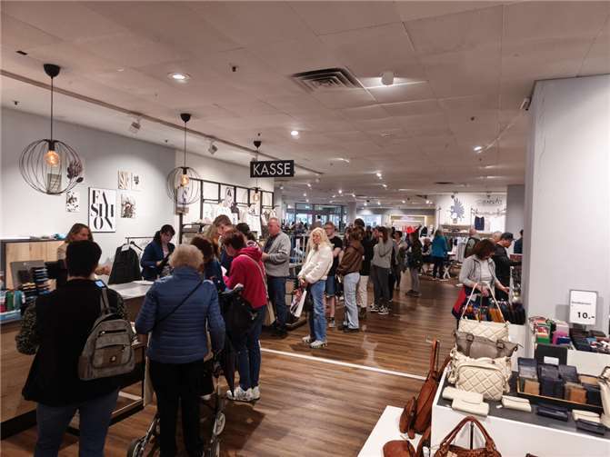 Frühlingsbunte Kreisstadt bot Shopping, Aktionen und Köstlichkeiten Viel los war im Kaufhaus Moses.