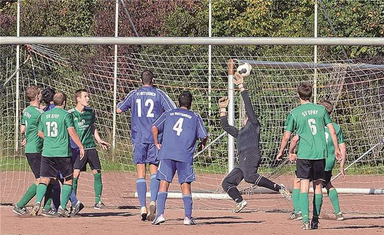 Viel los war im Strafraum der SV Spay (grünes Trikot) bei seiner Partie in Metternich. Am Ende sprang aber ein wichtiges 2:2 Unentschieden für den Neuling heraus. Foto: -th-