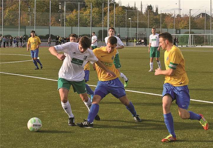 Viel los war im Strafraum des SV Spay bei der Partie in Metternich. Am Ende sprang aber ein wichtiges 2:2 für den Neuling heraus.TH