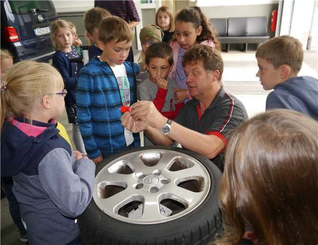 Viel wissenswerte und auch selber was ausprobieren konnten die Kids bei Herrn Nett.