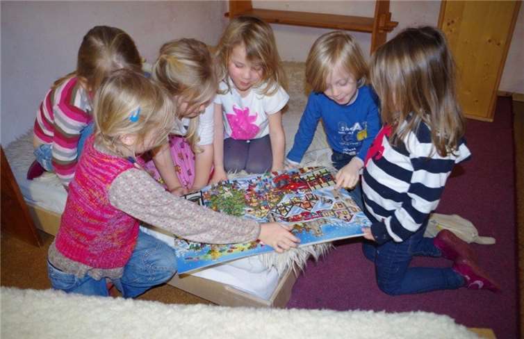 Viel zu entdecken gibt es in dem großen Wimmelbuch des Verkehrsverbunds Rhein-Mosel. privat