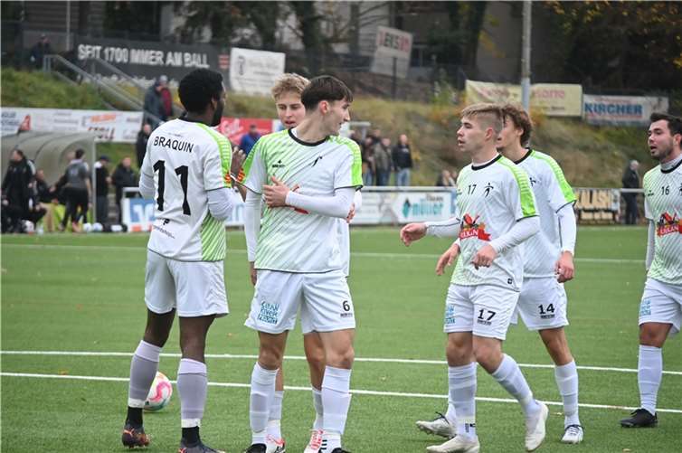 Viel zu feiern gab es für die Spieler der SG Eintracht Mendig (von links Brice Braquin, Martin Breil, Leonard Zerwas, Tim Montermann, Finn Müller und Alexander Court) in den ersten 18 Spielen der Saison in der Bezirksliga Mitte unter Trainer Jörg Schäfer. Nach der Winterpause wird André Marx der verantwortliche Mann an der Seitenlinie sein.  Foto: SK