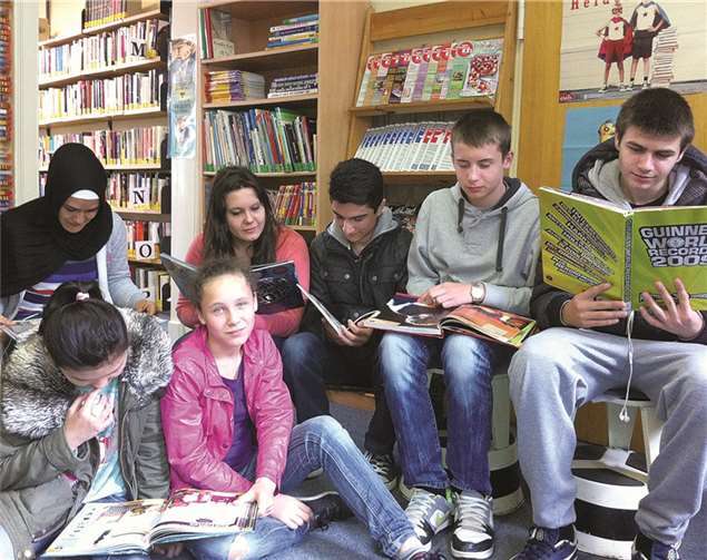 Viel zu stöbern gab es für die Schülerinnen und Schüler der Realschuler plus beim kurzen Besuch in der Evangelischen Öffentliche Bücherei in Remagen. privat