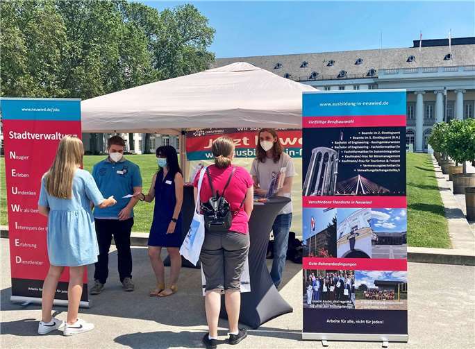 Viel zu tun gab es am Stand der Stadtverwaltung Neuwied bei den Azubi-Spots vor dem Koblenzer Schloss für Azubi Botschafter Max Esch, Ausbildungsleiterin Patricia Bresgen und den „Dualen Studenten“ Aaron Brathuhn. Foto: Gerhard Wingender