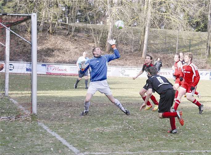 Viel zu tun hatte Elkenroths Keeper beim Besuch in Lautzert. Am Ende musste der Schlussmann der Gäste viermal hinter sich greifen.TH