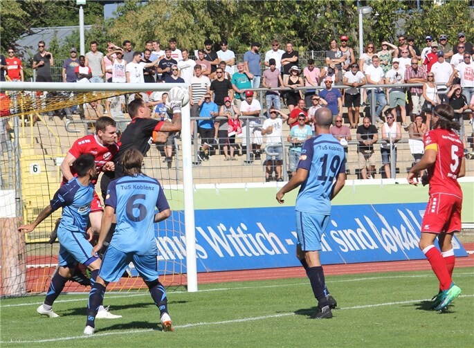 Viel zu tun hatte TuS-Torhüter Dieter Paucken: Er konnte aber die Niederlage seiner Mannschaft gegen den Stadtrivalen nicht verhindern.TH