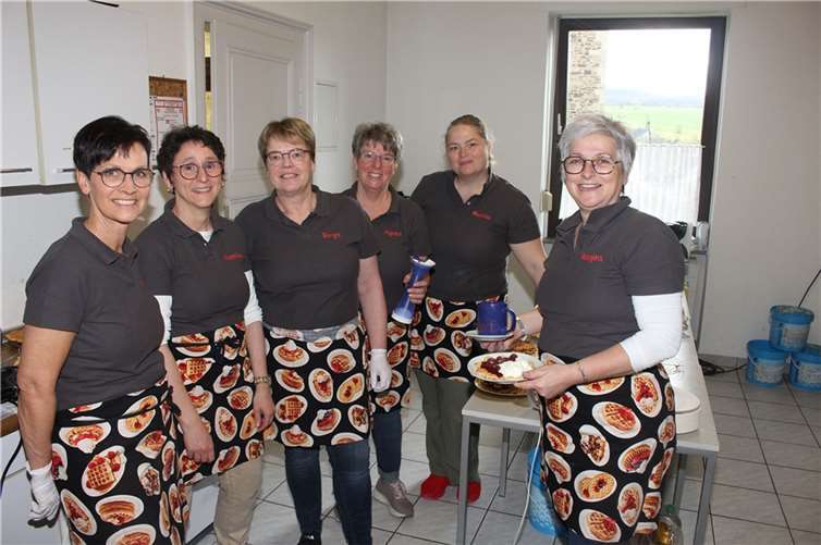 Viel zu tun hatte das „Waffel-Team“ der Waldorfer Möhnen bei der Herstellung der leckeren Waffeln. Fotos: privat