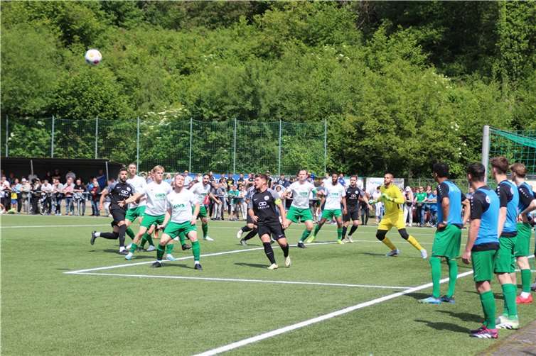 Vielbeiniges Gedränge vor dem Tor von TuS-Keeper Fachinger. Fotos: LS
