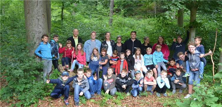 Viele Abenteuer bietet der Laacher Wald rund ums Winfriedheim. Davon konnten sich die Jungen und Mädchen und auch der Beigeordnete Dr. Hans-Georg Hansen überzeugen.Foto: E.T. Müller
