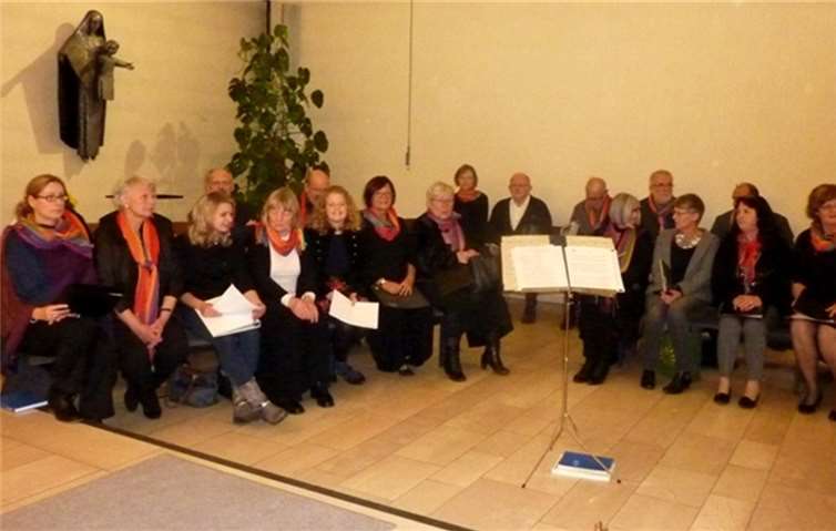 Viele Adenauer Bürgerinnen und Bürger und Flüchtlinge fanden in der Kapelle des Adenauer Krankenhauses zusammen.Privat