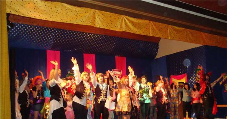 Viele Akteure begeisterten im Dorfgemeinschaftshaus das Niederfeller Publikum.privat