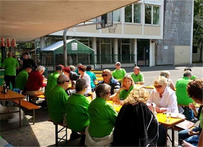 Viele Altstädter sowie viele befreundete Vereine ließen es sich nicht nehmen, mit den Traditionsvereinen „Weissergasser Kirmesgesellschaft“ und „MGV Viktoria 1894“ zusammen zu feiern.privat