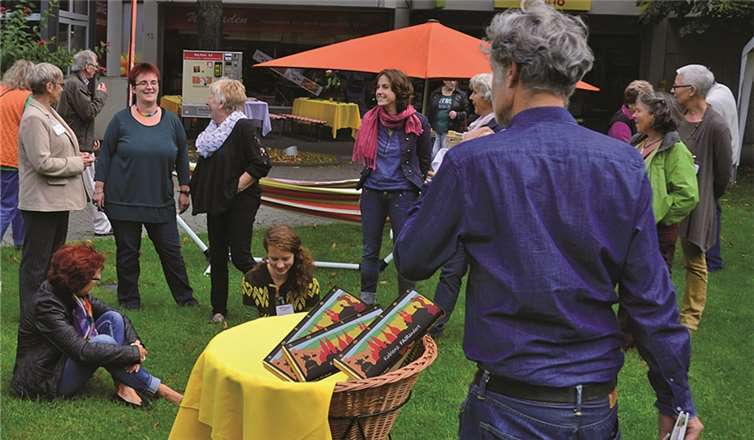 Viele Anwohner, Kunden und Mitglieder waren der Einladung gefolgt und feierten zusammen mit dem ehrenamtlichen Team des Weltladens.privat