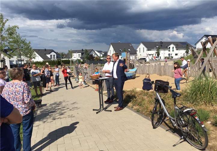 Viele Anwohner nutzen die Gelegenheit zum Dialog mit Marco Deckers und Stefan Pohl.Foto: privat