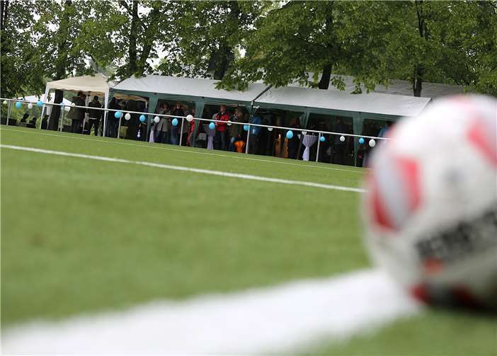 Viele Anwohner und Mitgliederdes Vereins kamen zur Stadioneröffnung.