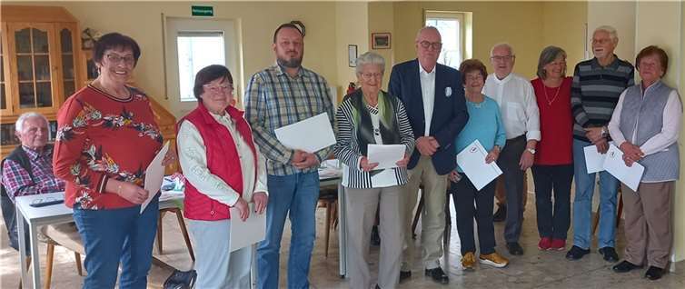Viele Auszeichnungen für langjährige Mitgliedschaften durch den Kreisvorsitzenden Fredi Winter ernteten großen Beifall. Foto: privat