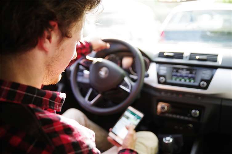 Viele Autofahrer unterschätzen oft die verheerenden Folgen, wenn man sich auch nur kurz durch das Smartphone oder andere Nebentätigkeiten ablenken lässt. Fotolia.com © Wellnhofer Designs #203312965