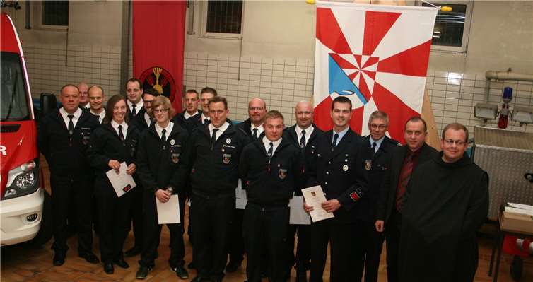 Viele Beförderungen und mehrere Bestellungen konnten neben der Einsegnung des neuen ELW 1 bei der Feuerwehr Niederzissen vorgenommen werden.