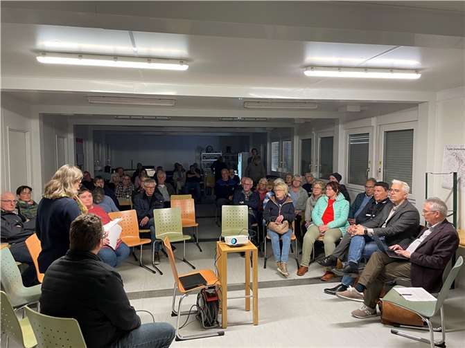 Flutschutz: Altenburg bekommt keinen Damm Viele Behördenvertreter kamen nach Altenburg, darunter auch Joachim Gerke von der SGD Nord. Foto: ROB